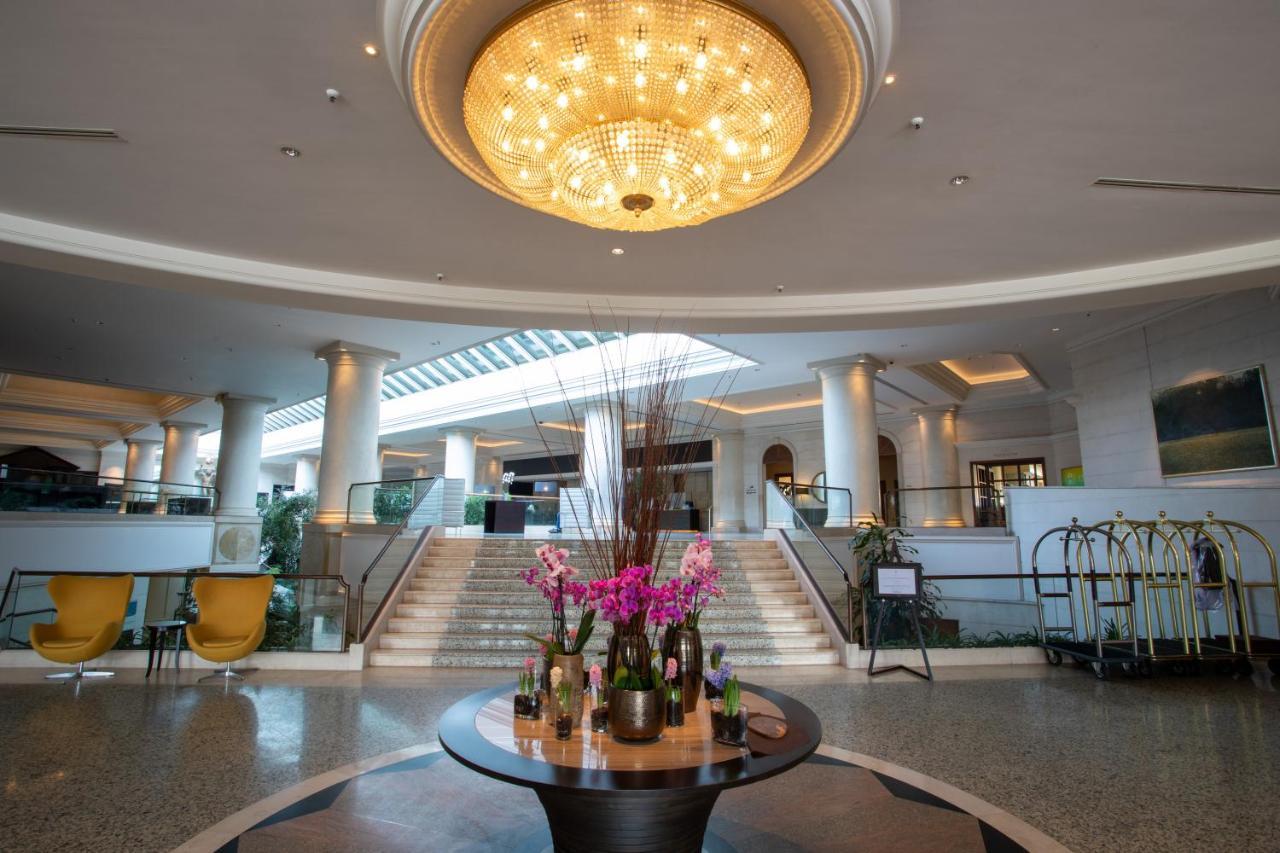 Hotel Hyatt Regency Belgrado Esterno foto The lobby of the hotel