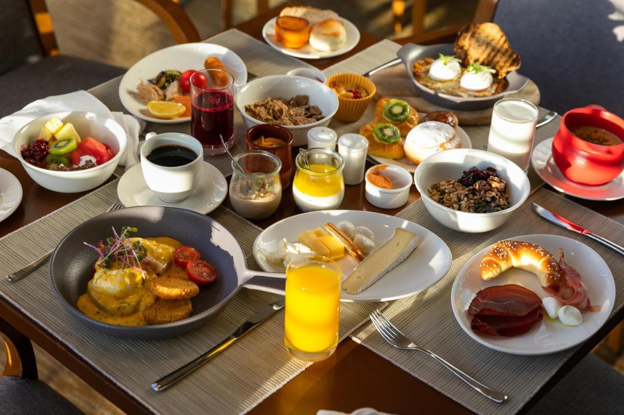 Hotel Hyatt Regency Belgrado Esterno foto A breakfast buffet