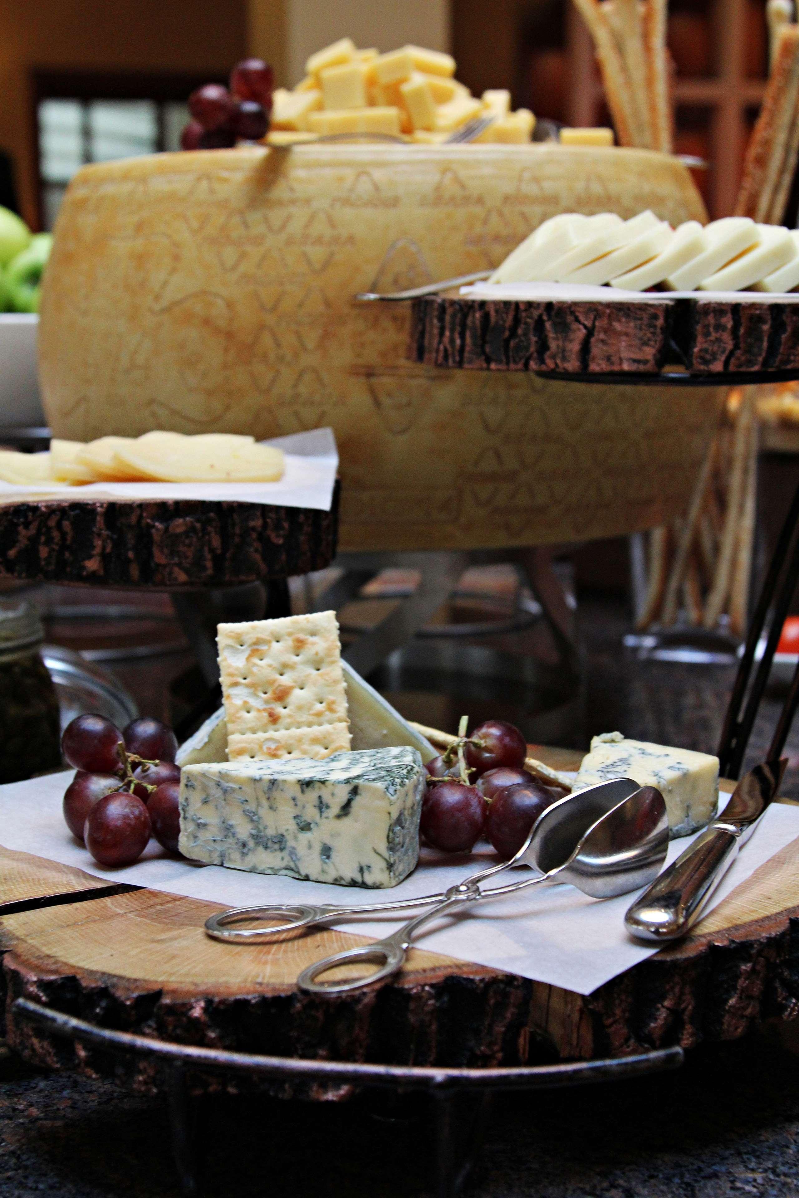 Hotel Hyatt Regency Belgrado Esterno foto Cheese and crackers